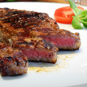 Tagliata di manzo servita con rucola grana e pomodorini