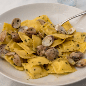 Ravioli cernia, vongole e zucchine